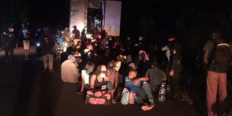 Shpëtohen 126 emigrantë, ishin braktisur të mbyllur brenda një kontejneri