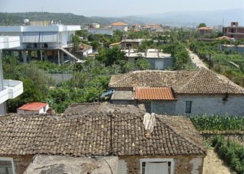 “Kanë mbetur vetëm të moshuarit, fshati po shuhet”, banorët e Nartës rrëfejnë dramën e emigracionit që nuk ndalet