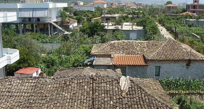 “Kanë mbetur vetëm të moshuarit, fshati po shuhet”, banorët e Nartës rrëfejnë dramën e emigracionit që nuk ndalet