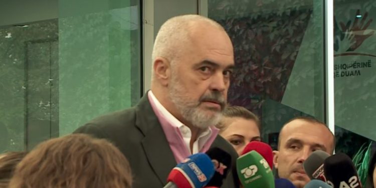 Rama: Qeshni se ju bën mirë. Shqipëria do të ketë shumë shpejt satelitë