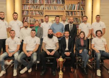 Veliaj pret basketbollistët e Tiranës, u shpallën kampionë në Kupën e Federatës: Është vetëm kupa e parë nga shumë të tjera