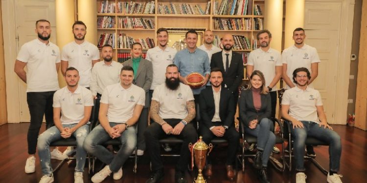 Veliaj pret basketbollistët e Tiranës, u shpallën kampionë në Kupën e Federatës: Është vetëm kupa e parë nga shumë të tjera