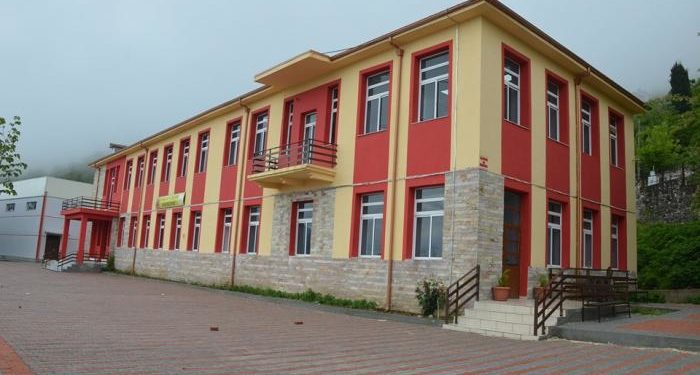 Mësuesja dhe 8 nxënës me Covid, mbyllet një klasë në Libohovë