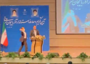 Guvernatori iranian goditet në fytyrë gjatë fjalimit publik (VIDEO)
