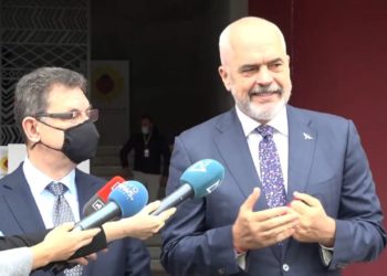 Shefi i Pfizer vjen në Shqipëri, shoqërohet nga Rama dhe Manastirliu