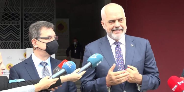 Shefi i Pfizer vjen në Shqipëri, shoqërohet nga Rama dhe Manastirliu