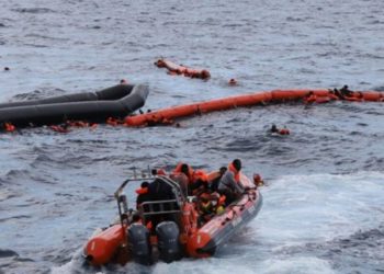 Mediat italiane japin alarmin: 128 emigrantë rrezikojnë të mbyten në Mesdhe
