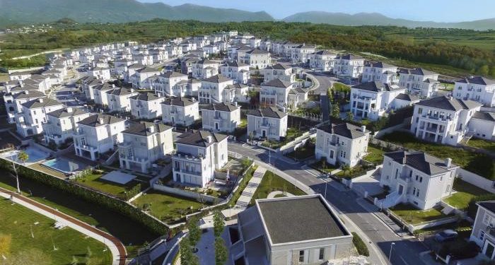 Estradë me tekstet shkollore/ Lagjja e miliarderëve në Tiranë iu prezantohet nxënësve në tekstin e historisë si modeli i fshatit shqiptar