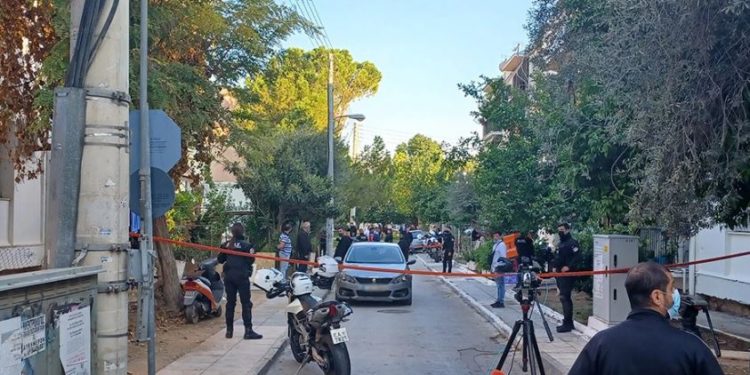 Ngjarja e rëndë në Greqi, vetëdorëzohet në polici 20-vjeçari që theri nënën me thikë