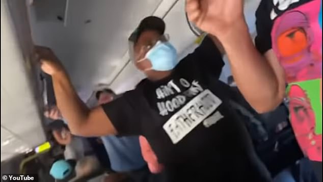 Motori i avionit me 102 pasagjerë merr flakë, hapen dyert e emergjencës