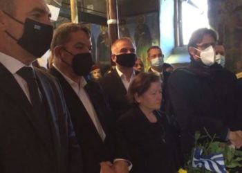 Pirro Dhima feston në Dropull krah nënës së ekstremistit Kostandinos Katsifas