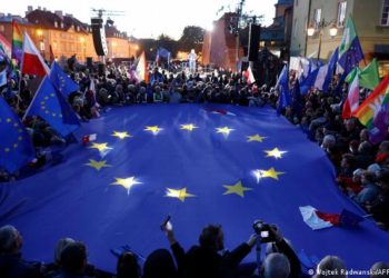 Qytetarët protesta masive në Poloni, kërkojnë qëndrimin në BE