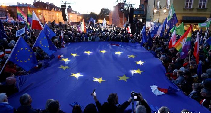 Qytetarët protesta masive në Poloni, kërkojnë qëndrimin në BE