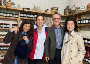 Kumbaro “shëtit” ambasadoret në Përmet, i shpjegon Yuri Kim si përgatitet glikoja