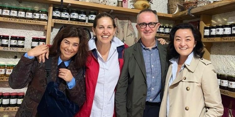 Kumbaro “shëtit” ambasadoret në Përmet, i shpjegon Yuri Kim si përgatitet glikoja