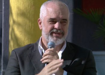 Rama bashkëbisedim me të rinjtë: Po bëjmë çmos që të sjellim universitete të huaja në Shqipëri