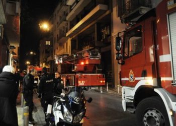 Merr flakë kamioni i plehrave në Athinë, digjen 11 makina të parkuara aty pranë