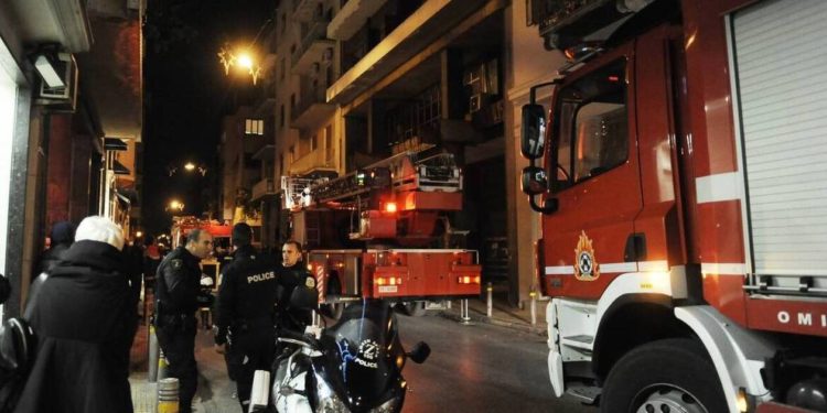 Merr flakë kamioni i plehrave në Athinë, digjen 11 makina të parkuara aty pranë