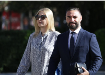 Deputeti i PD: Berishën në Vlorë e shoqëruan ish-drejtorët që nuk dalin dot në qytet se u kërkojnë bakshishin që u kanë marrë njerëzve