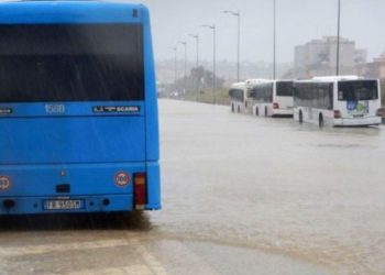 Siçilia gjunjëzohet nga moti i keq, stuhia “Medicane” shkakton përmbytje