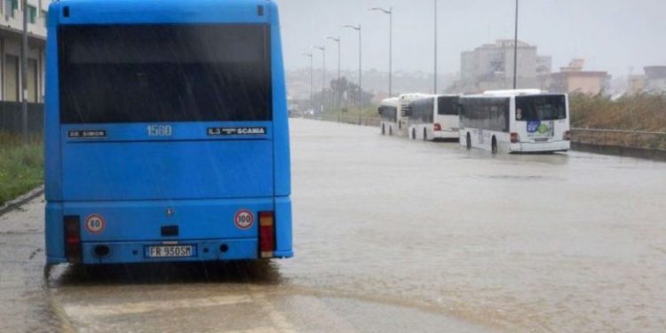 Siçilia gjunjëzohet nga moti i keq, stuhia “Medicane” shkakton përmbytje
