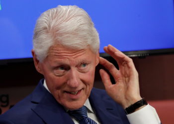 Bill Clinton shtrohet në spital