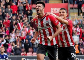 Southampton ‘dashurohet’ pas Brojës, ‘shqiponja’ kuqezi sërish titullar