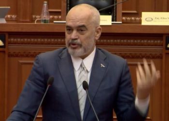 Rama i revoltuar me Bashën largohet nga Parlamenti: Goxha profesor me kollare flet për kafshime, mblidh mendjen