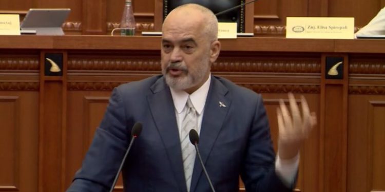 Rama i revoltuar me Bashën largohet nga Parlamenti: Goxha profesor me kollare flet për kafshime, mblidh mendjen