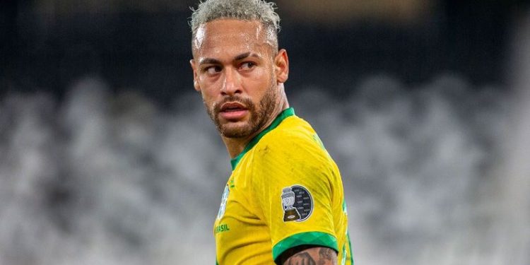 Neymar i revoltuar me kritikët: Jeta private më takon vetëm mua