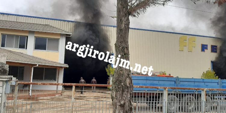 Zjarr i madh në Gjirokastër, flakët përfshijnë punishten e përpunimit të drurit (FOTO)