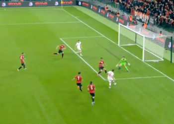 Polonia shënon gol/ Shpërthejnë tifozët, ndërpritet ndeshja në ‘Air Albania’