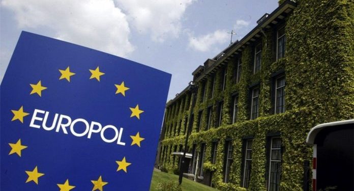 Aksion i madh nga Europol/ 150 të arrestuar në të gjithë botën, sekuestrohen miliona euro, drogë e armë