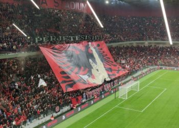 Ndizet atmosfera në “Air Albania Stadium” nga oshëtimat e tifozëve te koreografia “Përjetësisht”