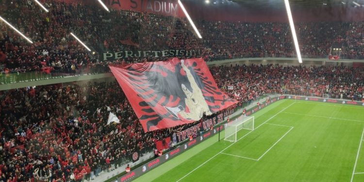 Ndizet atmosfera në “Air Albania Stadium” nga oshëtimat e tifozëve te koreografia “Përjetësisht”