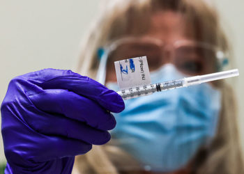 STUDIMI/ Edhe pse të vaksinuar, qytetarët duhet të ruhen nga COVID-19