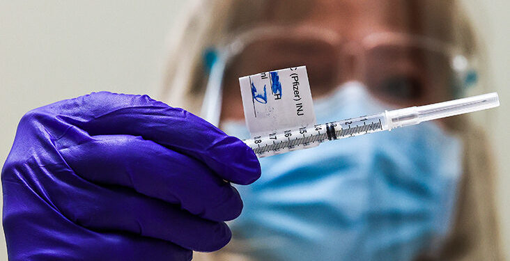 STUDIMI/ Edhe pse të vaksinuar, qytetarët duhet të ruhen nga COVID-19