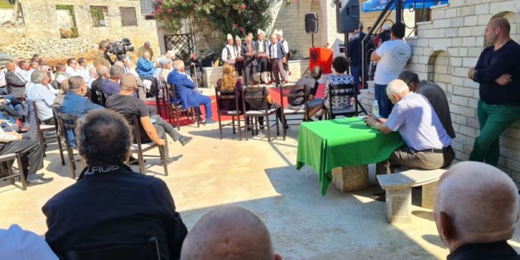 Promovohet në Tepelenë libri i Et’hem Rukës, “Rikthim në vendlindje”