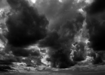 Stuhi në Francë, qindra familje pa energji elektrike