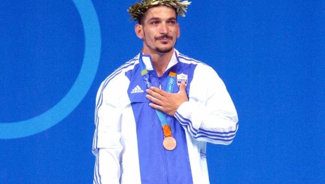 Rrëfimi i Piro Dhimës: Si e braktisa Shqipërinë me taksi, grekët ma sollën pasaportën në avion