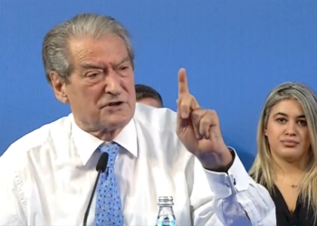 Berisha: Shëtitja në rrugët e Gjirokastrës ishte dëshpëruese. Dola nga hoteli, pashë dyqane të mbyllura me kompesato. Mendova çfarë kanë bërë këta, shtro kalldrëm dhe vidh para