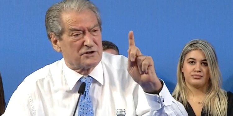 Berisha: Shëtitja në rrugët e Gjirokastrës ishte dëshpëruese. Dola nga hoteli, pashë dyqane të mbyllura me kompesato. Mendova çfarë kanë bërë këta, shtro kalldrëm dhe vidh para