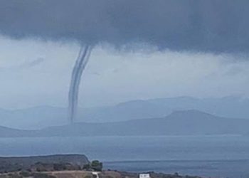 Uji ngrihet në ajër si cilindër gjigant, tornado kërcënon Kretën