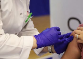 Studimi britanik: Vaksinat e COVID-19 dhe gripit mund të merren njëkohësisht