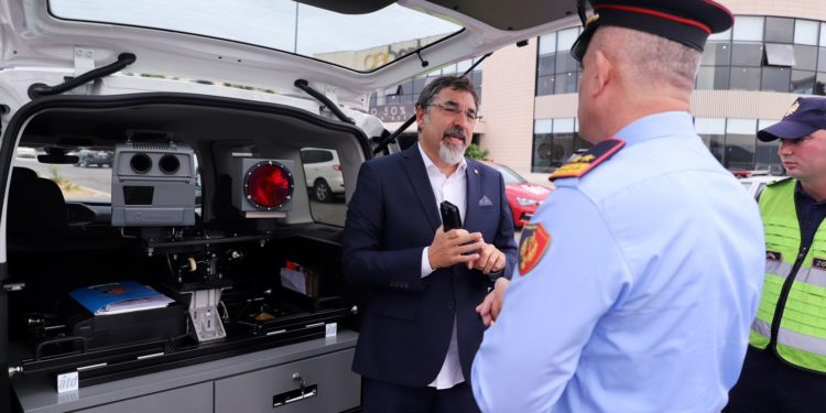 “Harrojeni mikun, tani gjoba ju vjen në shtëpi”, Çuçi prezanton “makinën inteligjente” që monitoron qarkullimin rrugor (VIDEO)