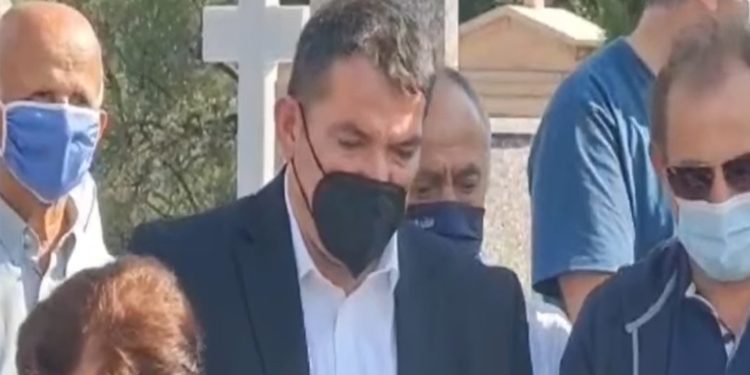 Ceremonia në Bularat, Pirro Dhima në krah të prindërve të ekstremistit Kacifas