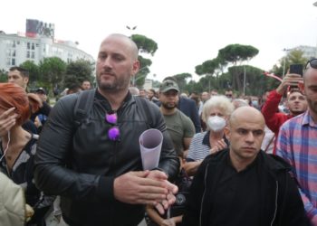 Edhe “Edi Rama” në protestë kundër rritjes së çmimeve: Bravo të gjithëve që jeni këtu. Dhe më shumë duhet të jemi. Ngrini zërin!