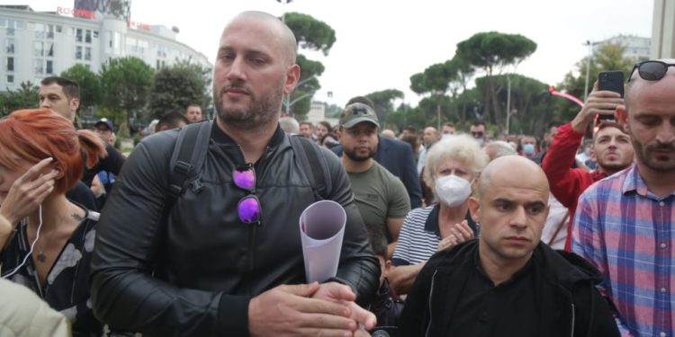 Edhe “Edi Rama” në protestë kundër rritjes së çmimeve: Bravo të gjithëve që jeni këtu. Dhe më shumë duhet të jemi. Ngrini zërin!