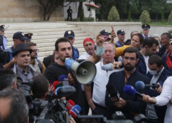 Protesta kundër rritjes së çmimeve, Adriatik Lapaj: Edhe sa do duroni? Boll më me interesat e partive! Kthehuni tek interesi juaj