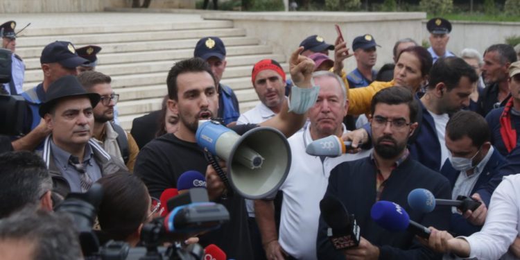 Protesta kundër rritjes së çmimeve, Adriatik Lapaj: Edhe sa do duroni? Boll më me interesat e partive! Kthehuni tek interesi juaj